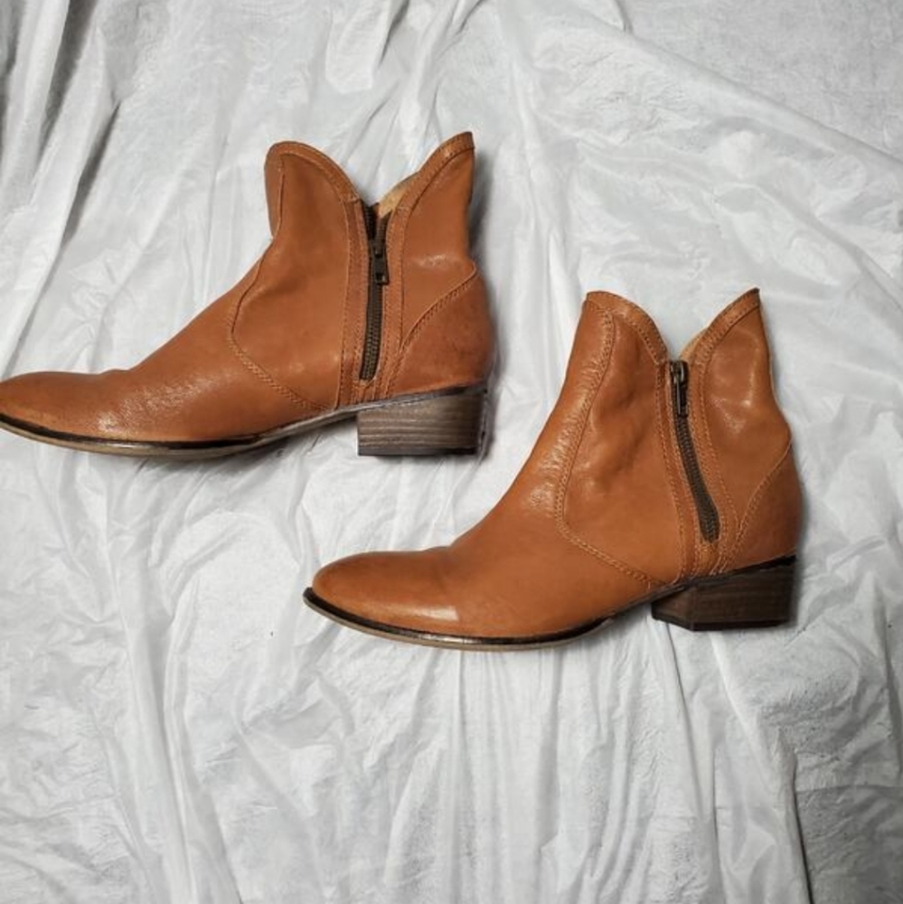 SEYCHELLES TAN BOOTIES